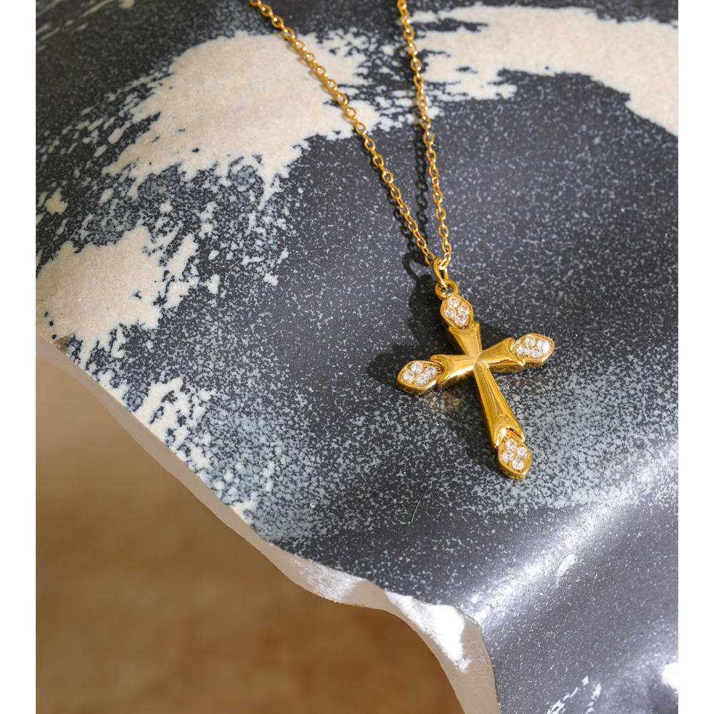 Colgante de Cruz en Acero y Brillantes Colección ROMA